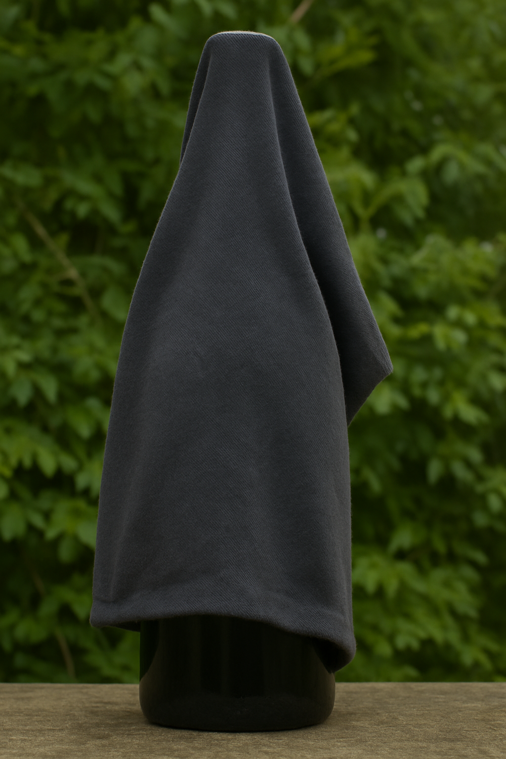 Es una ampolla amb una tela que al cobreix.